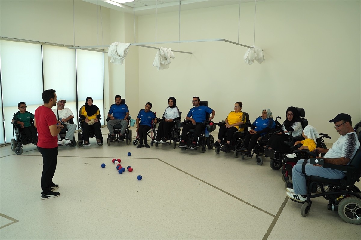 Gaziantep Boccia Takımı'nın kas hastası sporcuları, yaptıkları branşla "sosyalleşiyor ve hayata...