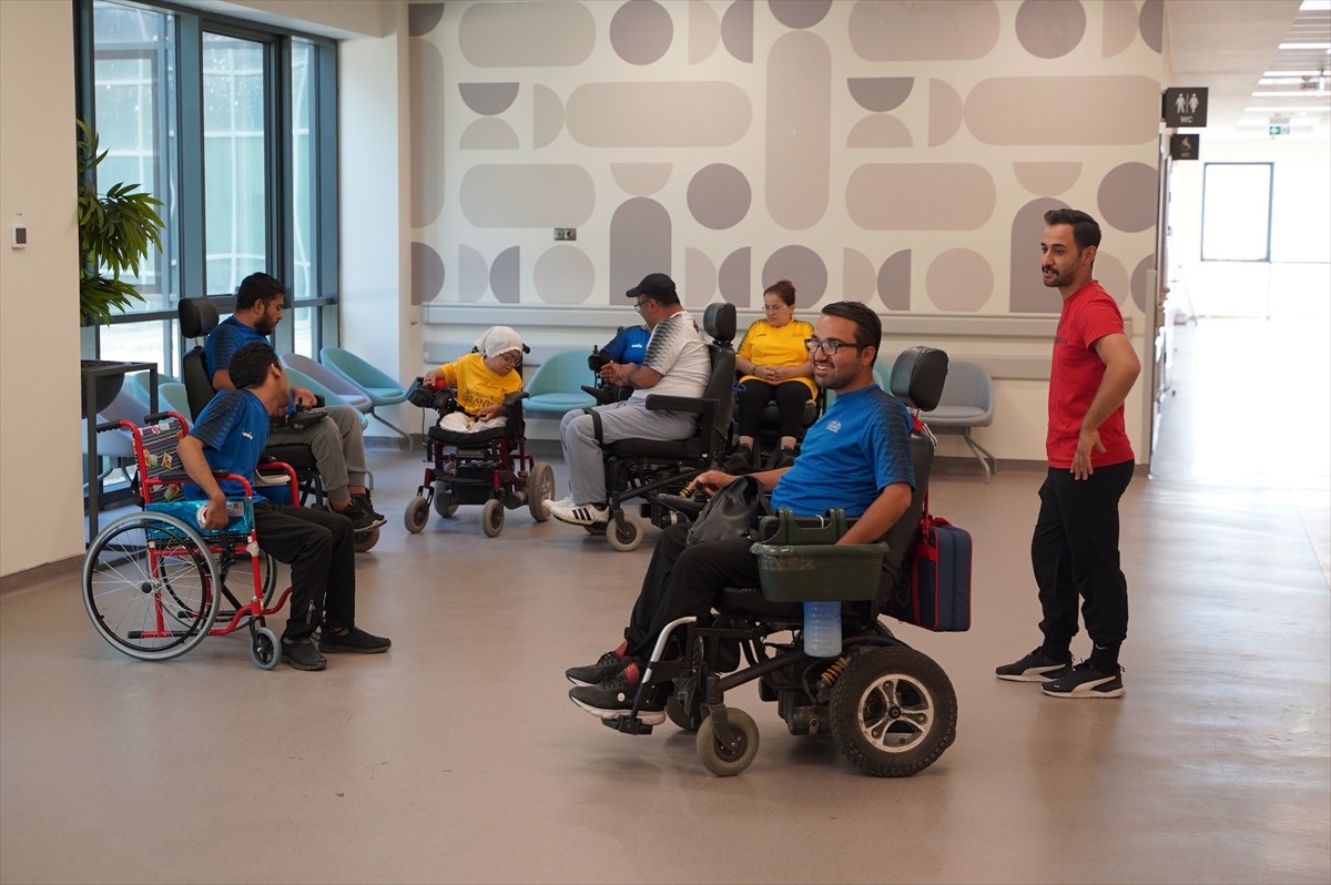 Gaziantep Boccia Takımı'nın kas hastası sporcuları, yaptıkları branşla "sosyalleşiyor ve hayata...