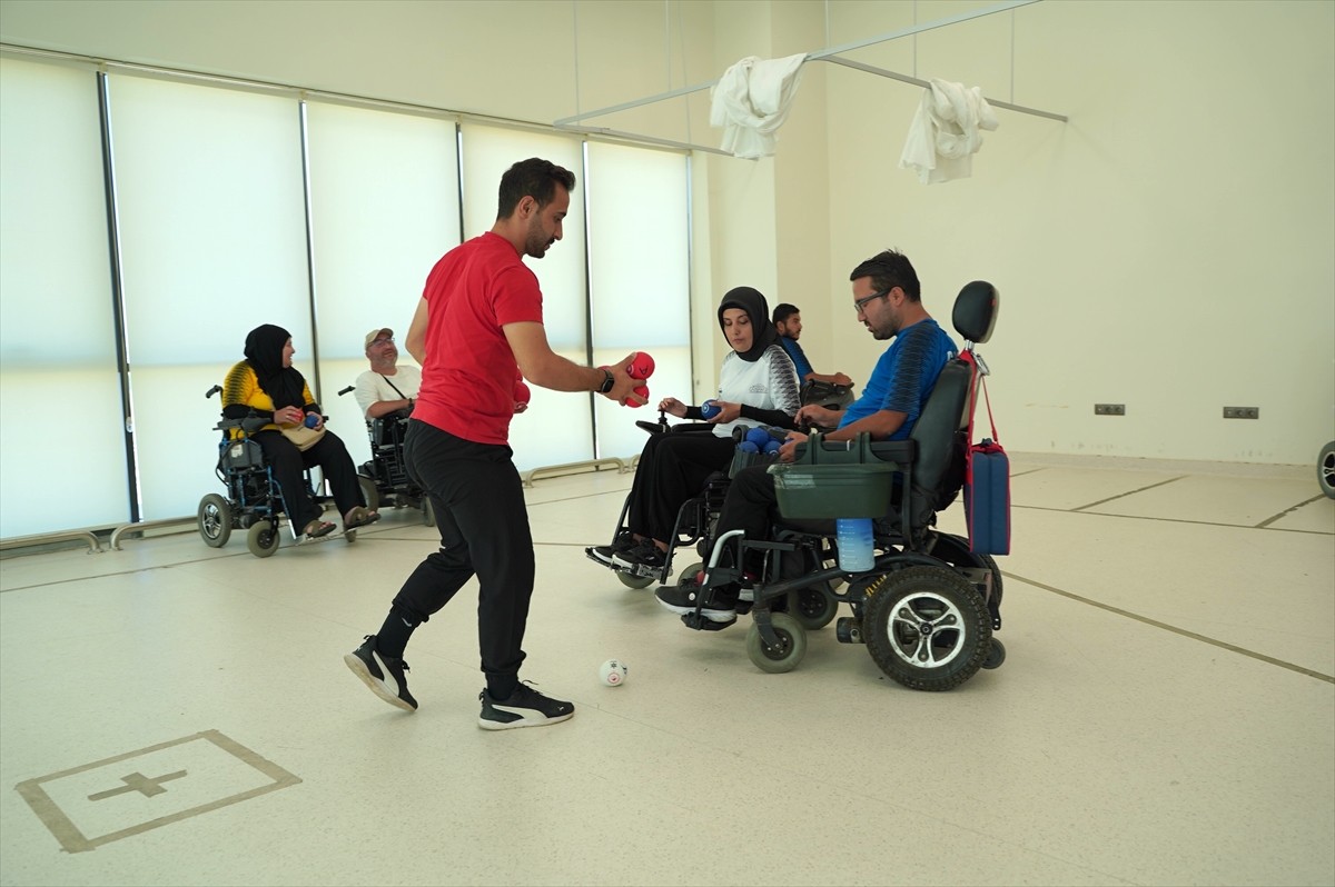 Gaziantep Boccia Takımı'nın kas hastası sporcuları, yaptıkları branşla "sosyalleşiyor ve hayata...