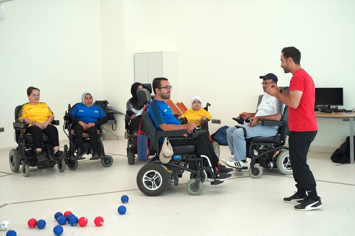 Gaziantep Boccia Takımı'nın kas hastası sporcuları, yaptıkları branşla "sosyalleşiyor ve hayata...