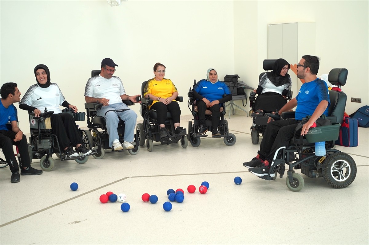 Gaziantep Boccia Takımı'nın kas hastası sporcuları, yaptıkları branşla "sosyalleşiyor ve hayata...