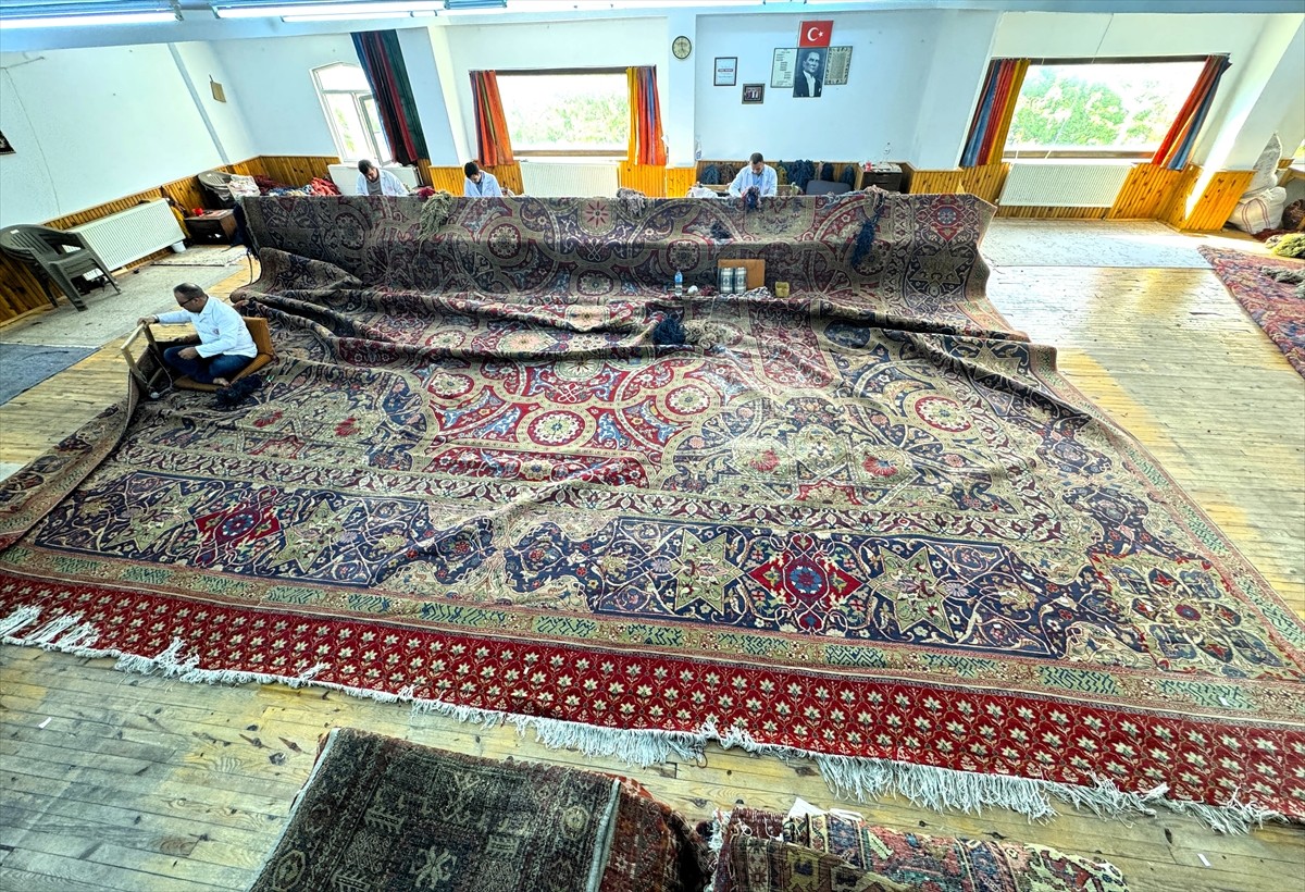 Hollanda'nın Lahey kentinde Uluslararası Adalet Divanı olarak hizmet veren Barış Sarayı'na Osmanlı...