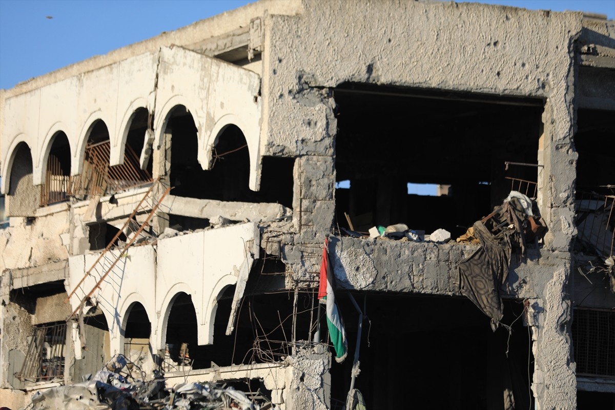 İsrail ordusu, Gazze kentinin doğusundaki Şucaiyye Mahallesi'nde bulunan Delal el-Mağribi okulunu...