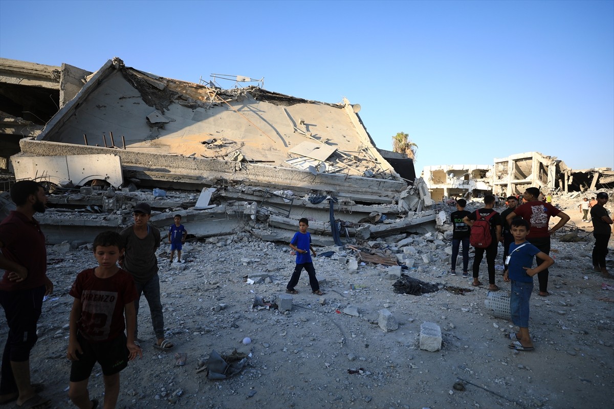 İsrail ordusu, Gazze kentinin doğusundaki Şucaiyye Mahallesi'nde bulunan Delal el-Mağribi okulunu...