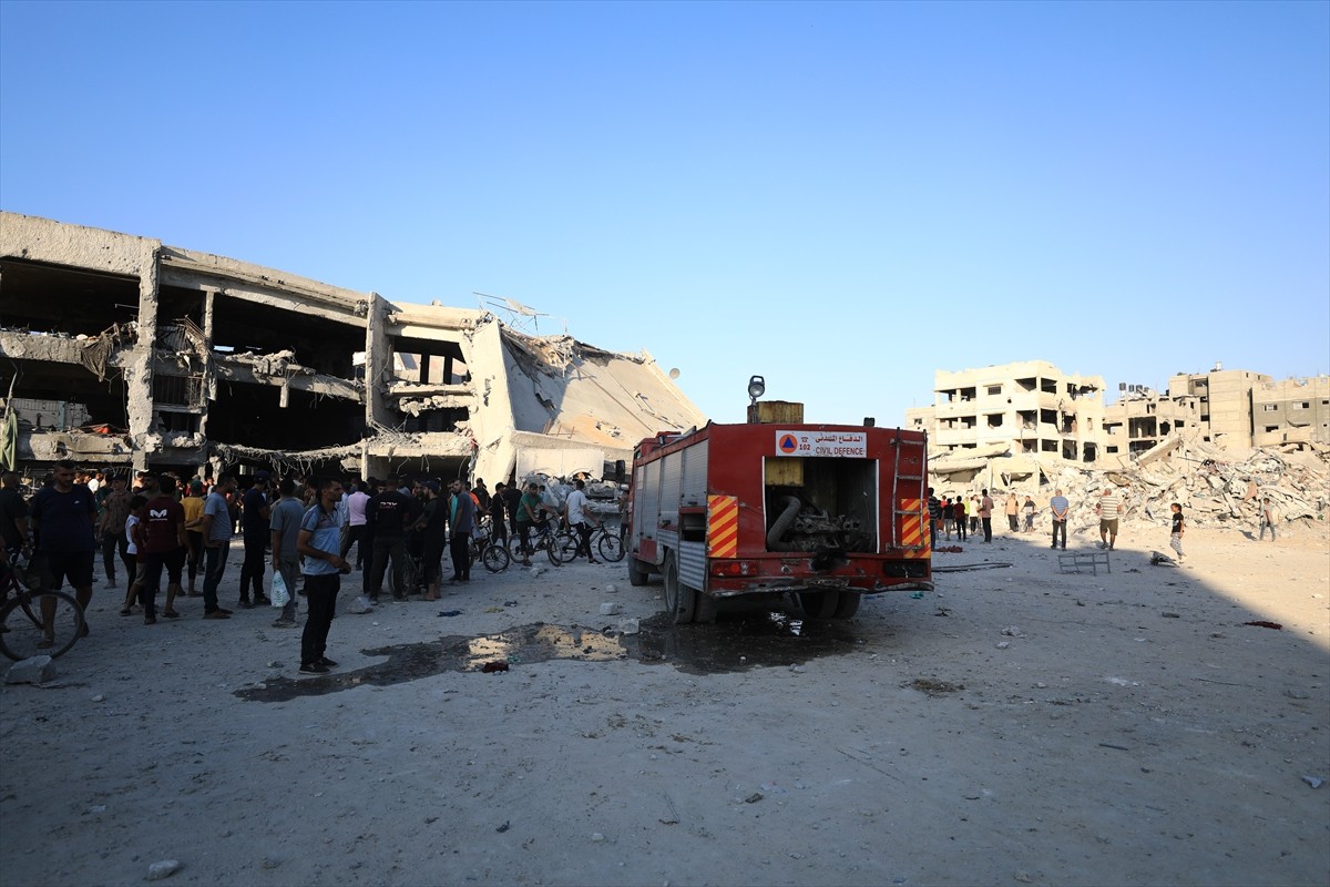 İsrail ordusu, Gazze kentinin doğusundaki Şucaiyye Mahallesi'nde bulunan Delal el-Mağribi okulunu...