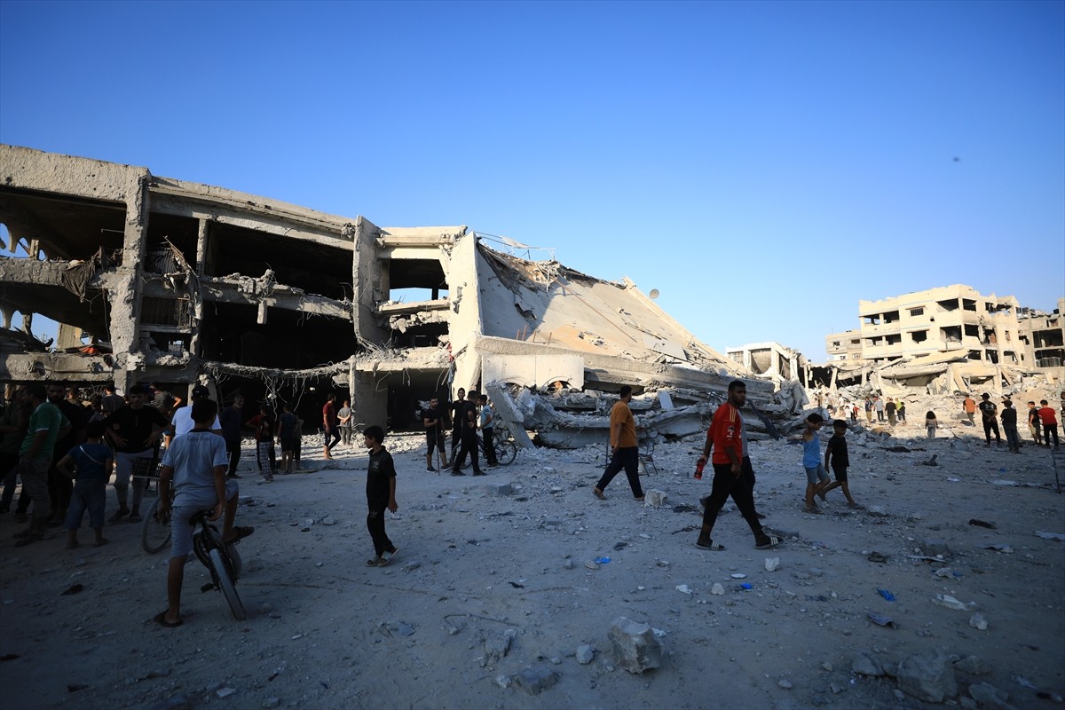 İsrail ordusu, Gazze kentinin doğusundaki Şucaiyye Mahallesi'nde bulunan Delal el-Mağribi okulunu...