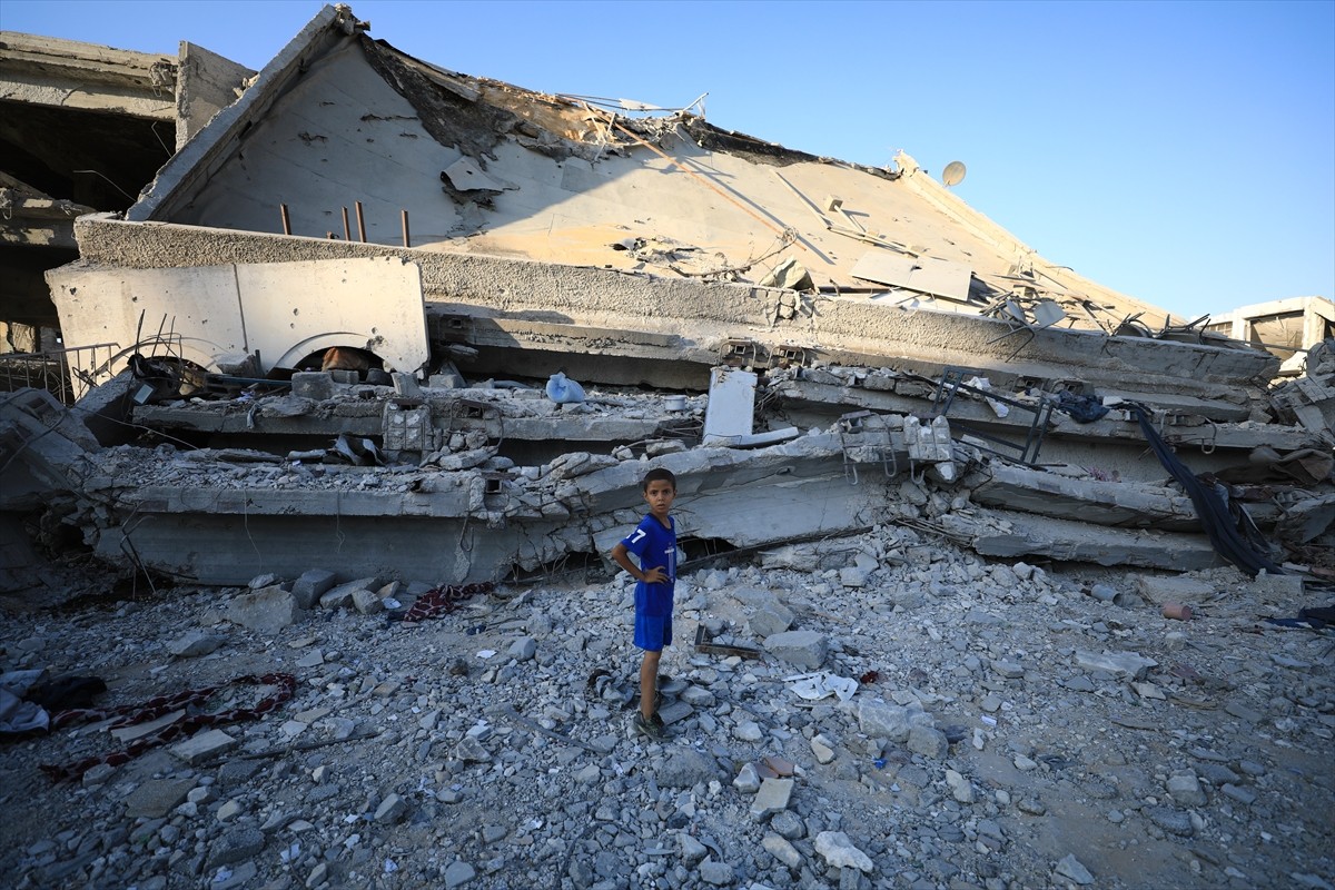 İsrail ordusu, Gazze kentinin doğusundaki Şucaiyye Mahallesi'nde bulunan Delal el-Mağribi okulunu...
