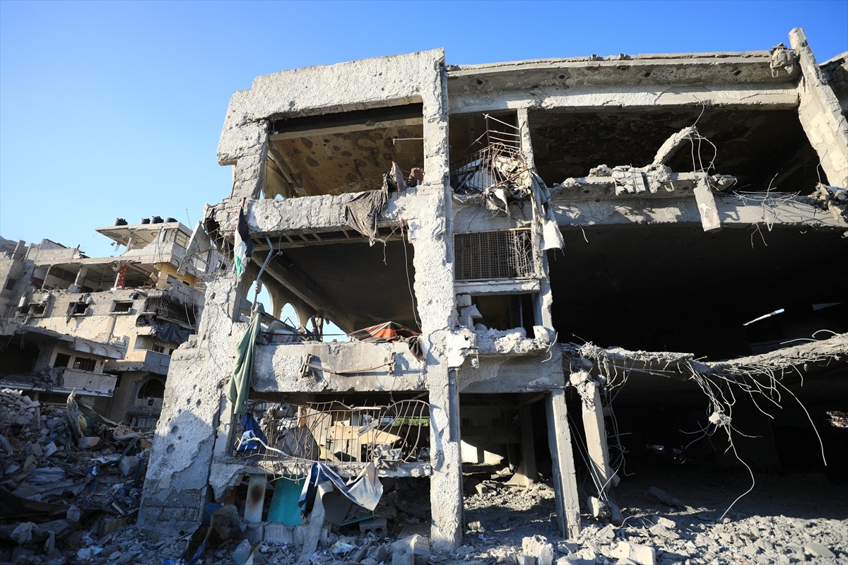 İsrail ordusu, Gazze kentinin doğusundaki Şucaiyye Mahallesi'nde bulunan Delal el-Mağribi okulunu...