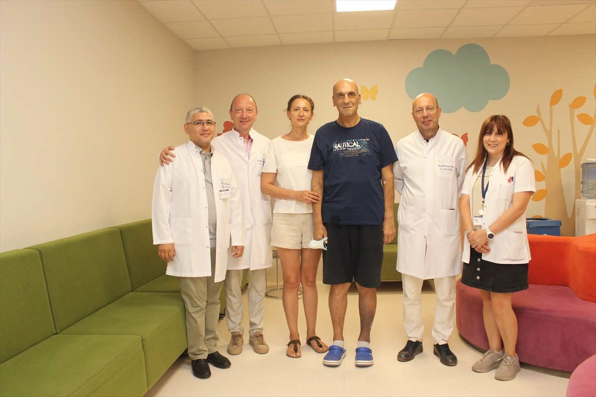 İzmir'de acil karaciğer nakli olması gereken doktor Atilla Özler (sağ 3), kadavradan gelen bağışla...