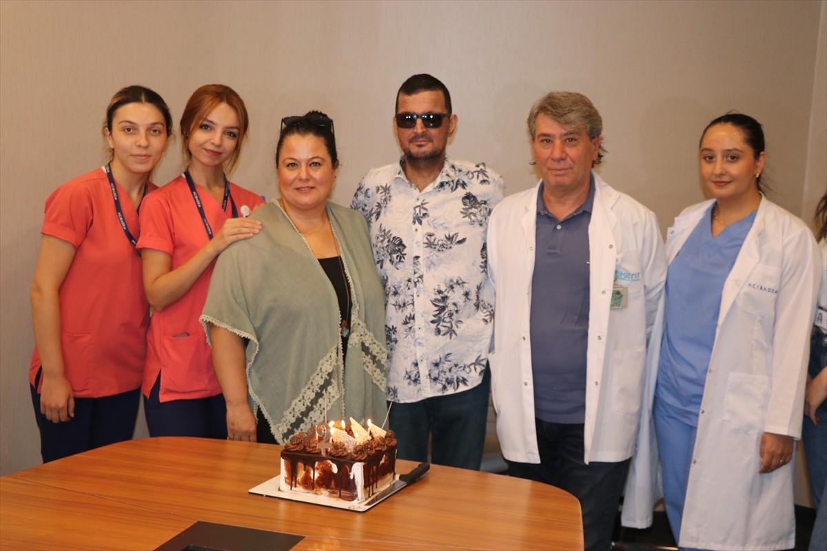 İzmir'de kemik iliği nakli öncesinde hastanede Güneş Özkaya Çamur (solda) ile evlenen İlker Çamur...