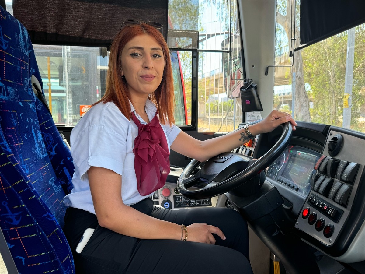 İzmir'in Konak ilçesinde belediye otobüsünde çıkan yangın, aracın kadın şoförü Saide Yazıcı...