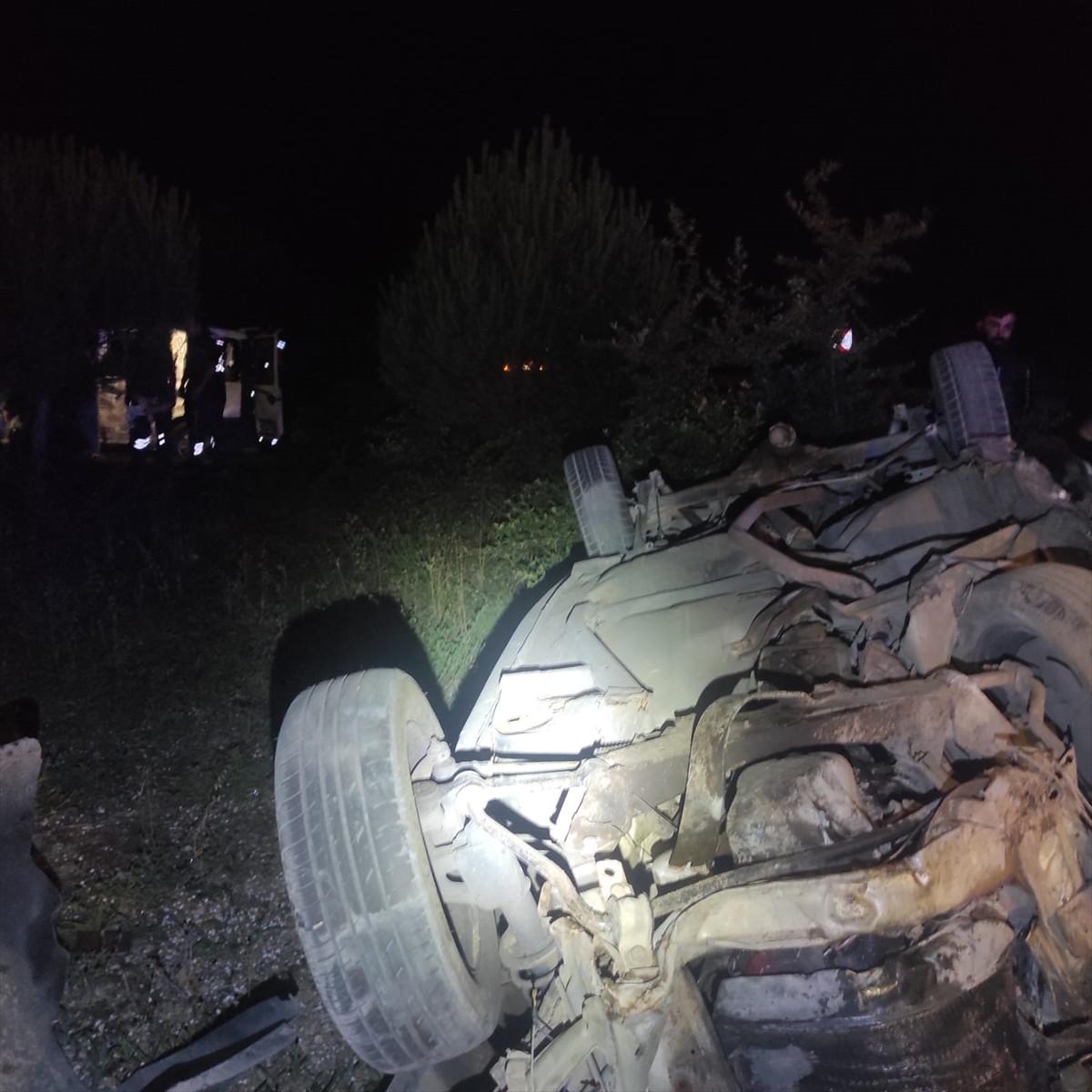 Karabük'ün Eskipazar ilçesinde otomobil ile hafif ticari aracın çarpışması sonucu 5 kişi...