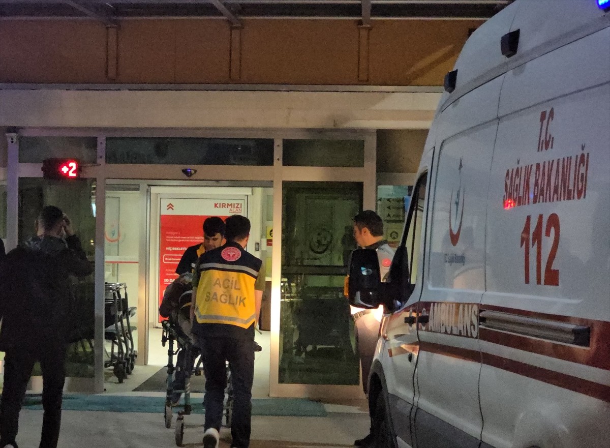 Karabük'ün Eskipazar ilçesinde otomobil ile hafif ticari aracın çarpışması sonucu 5 kişi...