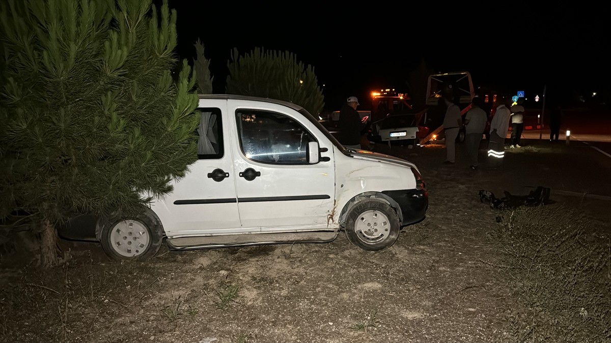 Karabük'ün Eskipazar ilçesinde otomobil ile hafif ticari aracın çarpışması sonucu 5 kişi...