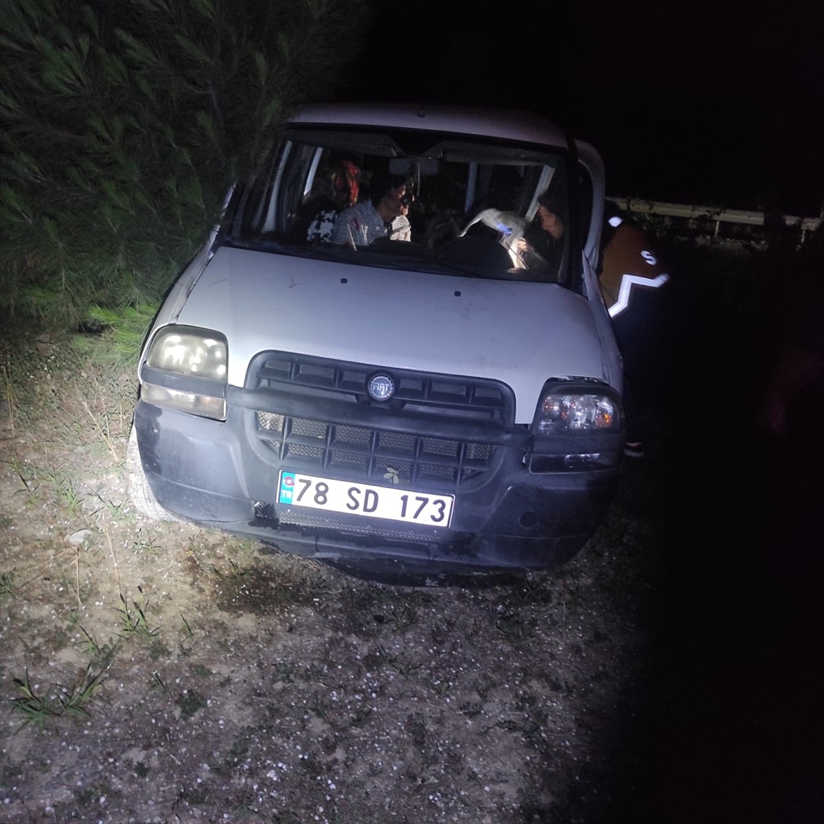 Karabük'ün Eskipazar ilçesinde otomobil ile hafif ticari aracın çarpışması sonucu 5 kişi...