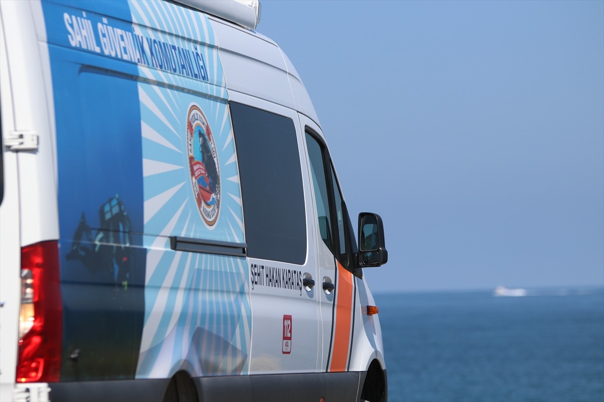 Kastamonu'nun Cide ilçesinde, bir teknenin batması sonucu kaybolan 3 kişinin bulunması için...