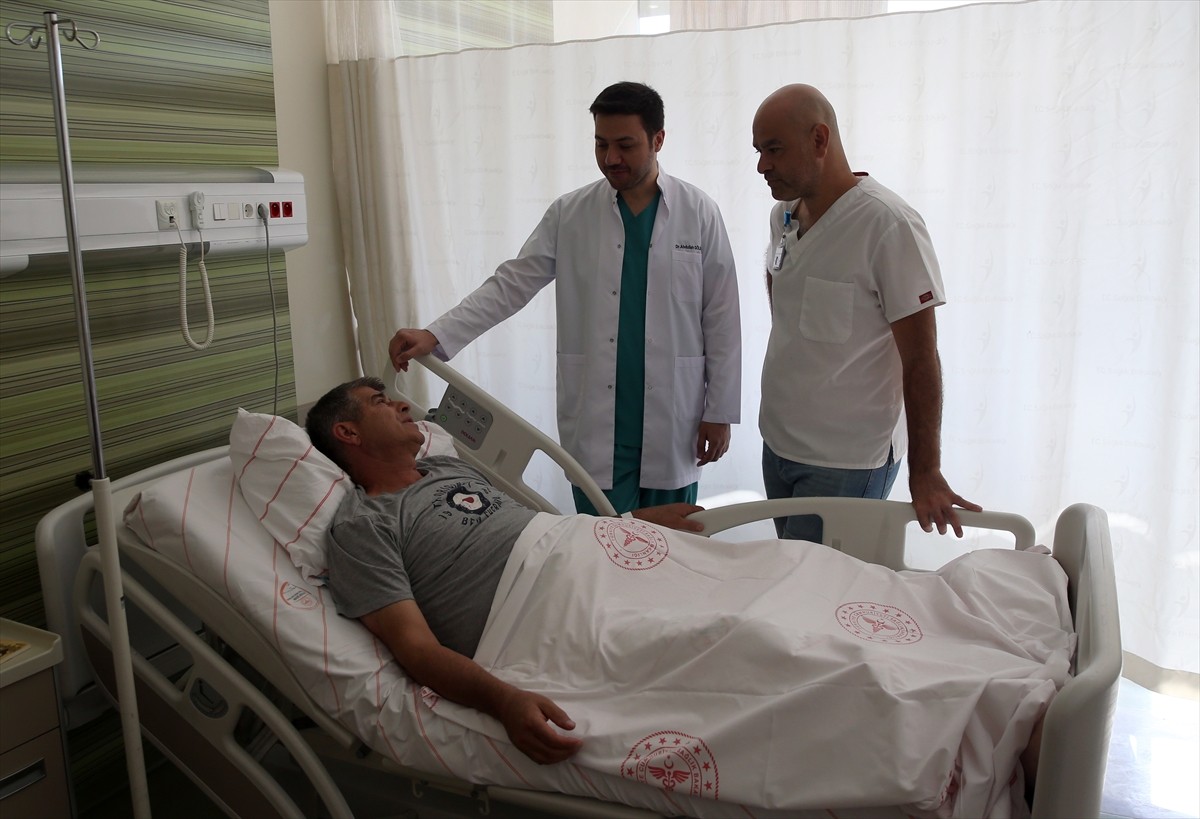 Kayseri Şehir Hastanesine prostat rahatsızlığı nedeniyle başvuran Çetin Dilbaz (ortada), Holmium...