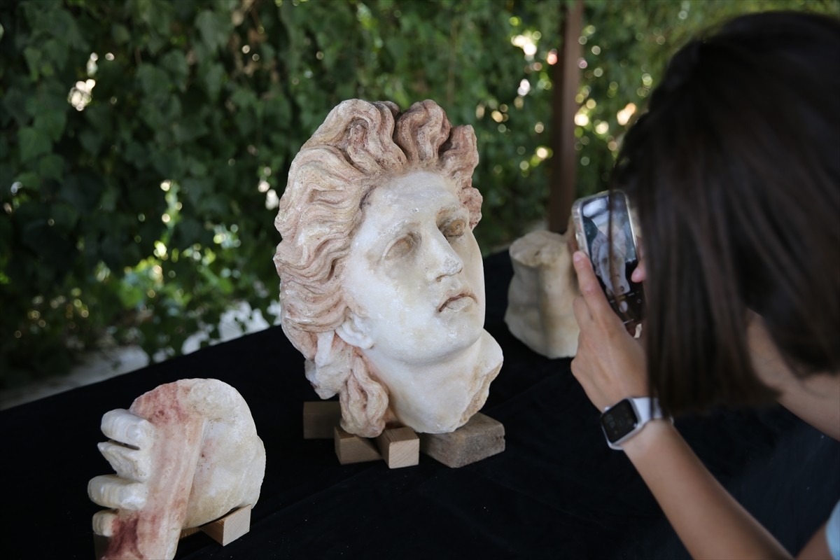 Laodikeia Antik Kenti Kazı Başkanı Prof. Dr. Celal Şimşek, Kültür ve Turizm Bakanı Mehmet Nuri...