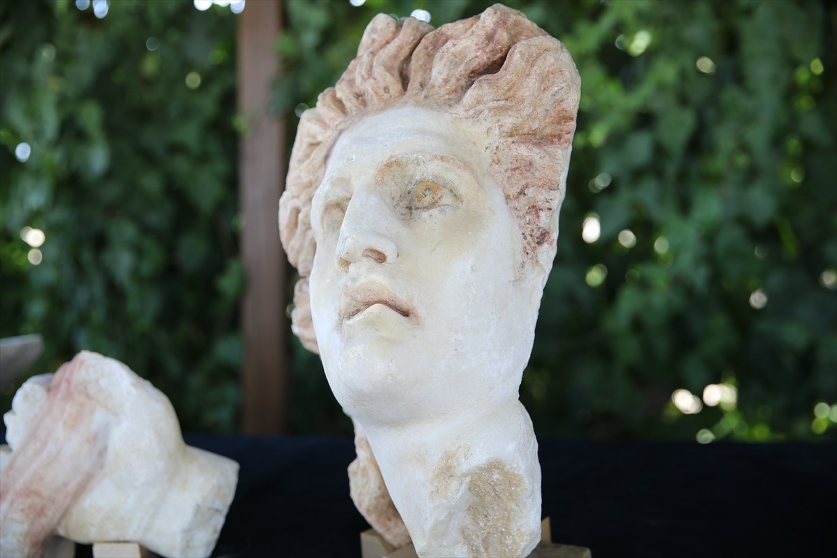 Laodikeia Antik Kenti Kazı Başkanı Prof. Dr. Celal Şimşek, Kültür ve Turizm Bakanı Mehmet Nuri...