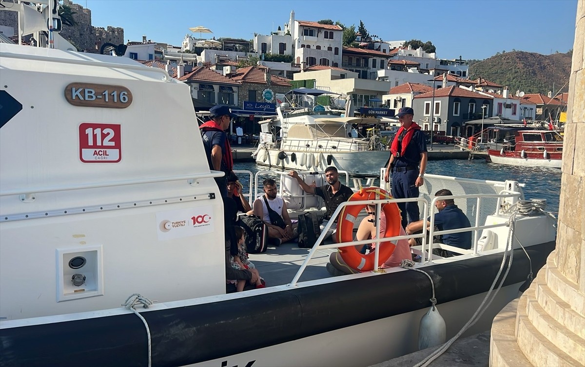 Muğla'da denizde sürüklenen lastik bottaki 27 düzensiz göçmen kurtarıldı.
