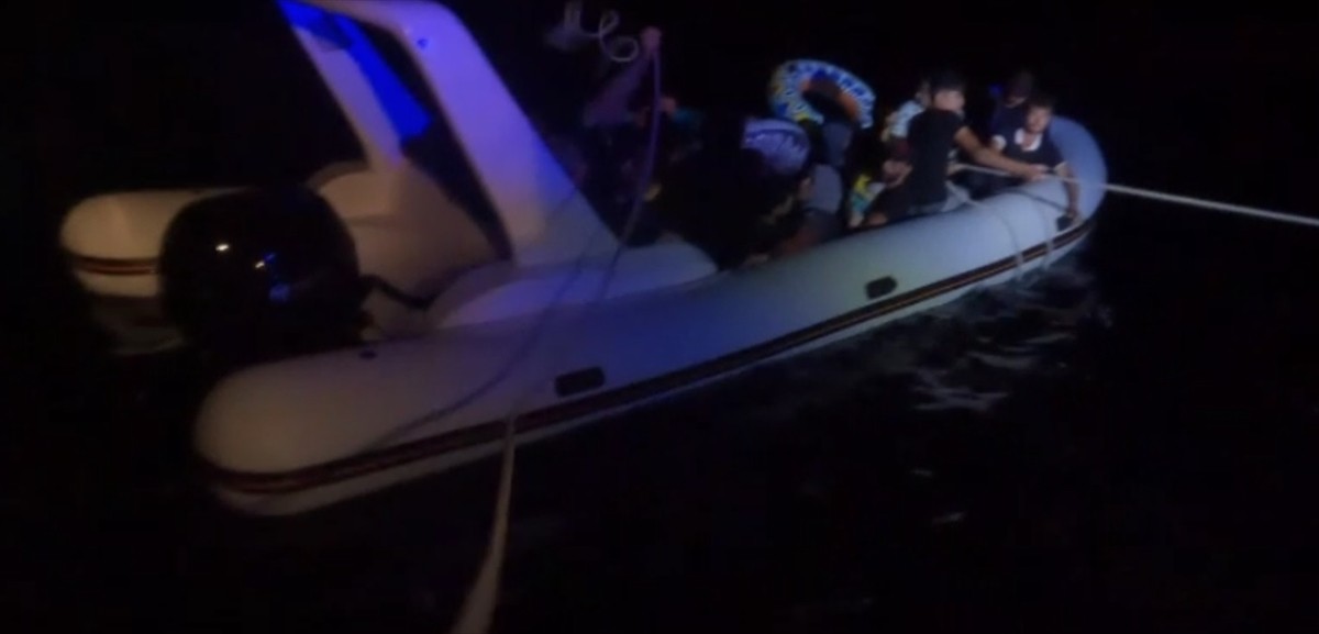 Muğla'da denizde sürüklenen lastik bottaki 27 düzensiz göçmen kurtarıldı.