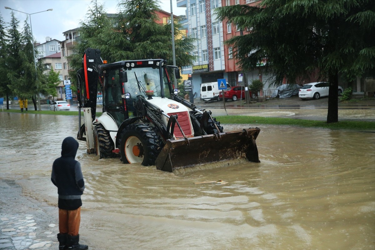Ordu'nun Altınordu ilçesinde şiddetli yağış nedeniyle bazı ev ve iş yerlerini su bastı. İlçede...