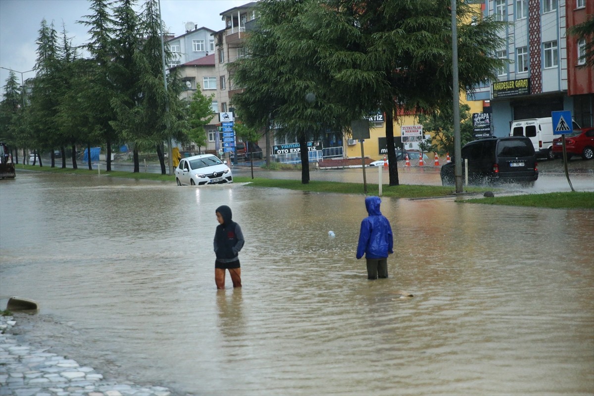 Ordu'nun Altınordu ilçesinde şiddetli yağış nedeniyle bazı ev ve iş yerlerini su bastı. İlçede...
