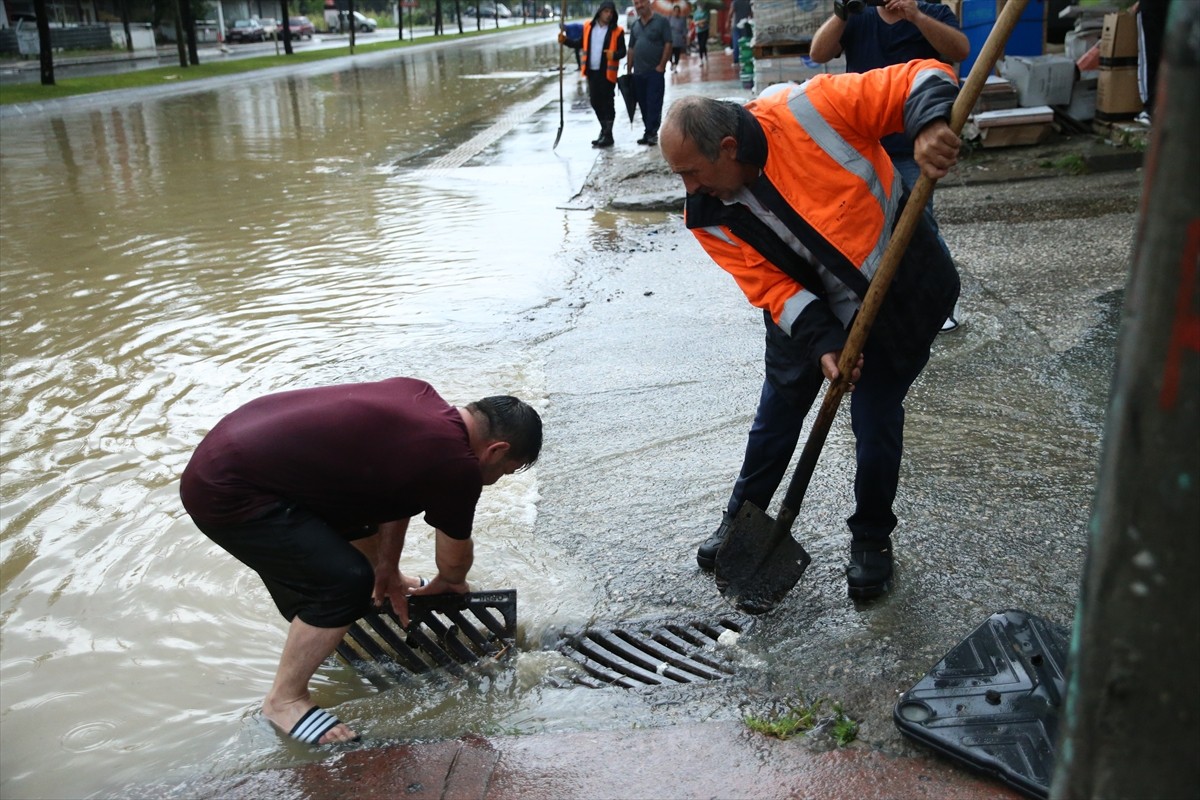 Ordu'nun Altınordu ilçesinde şiddetli yağış nedeniyle bazı ev ve iş yerlerini su bastı. İlçede...