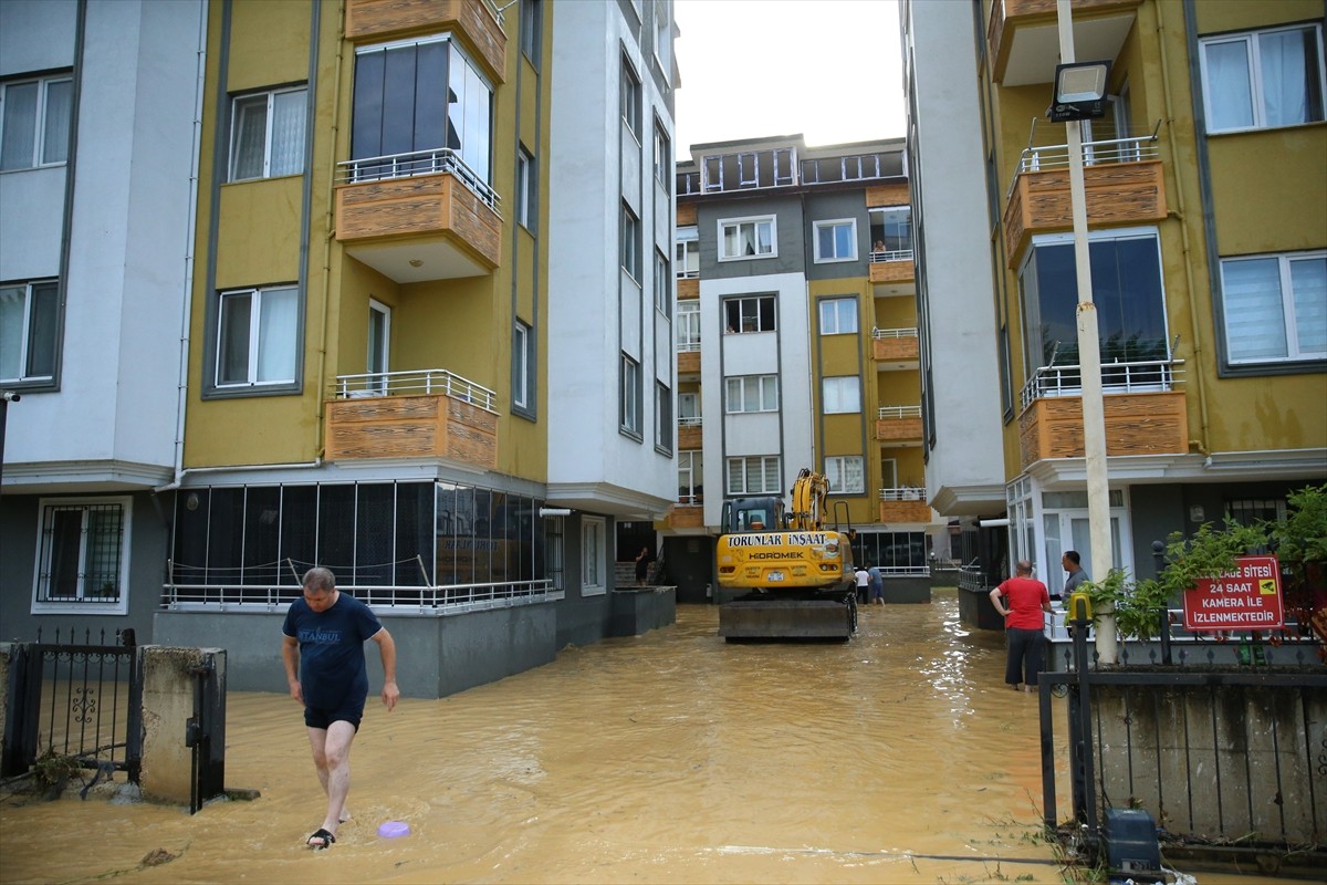 Ordu'nun Altınordu ilçesinde şiddetli yağış nedeniyle bazı ev ve iş yerlerini su bastı. Yağışla...