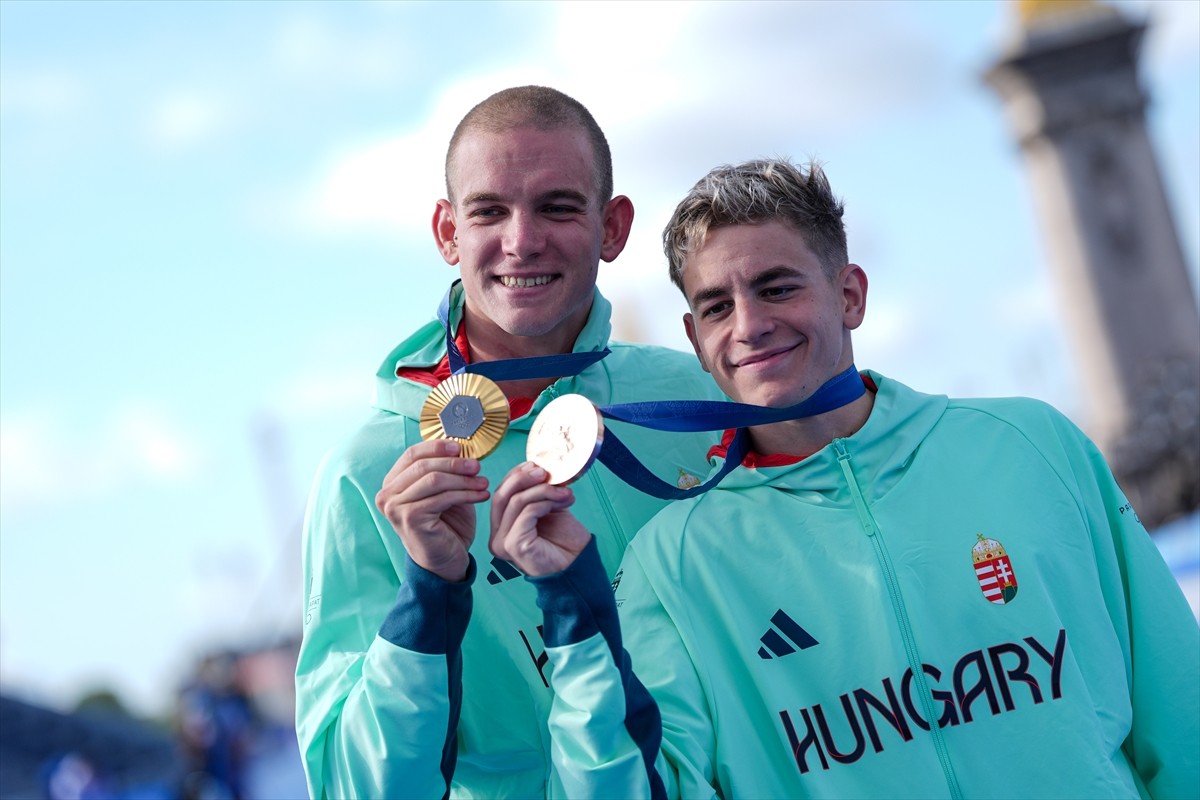Paris 2024 Olimpiyat Oyunları'nda maraton yüzme erkekler 10 kilometrede Macar Kristof Rasovszky...