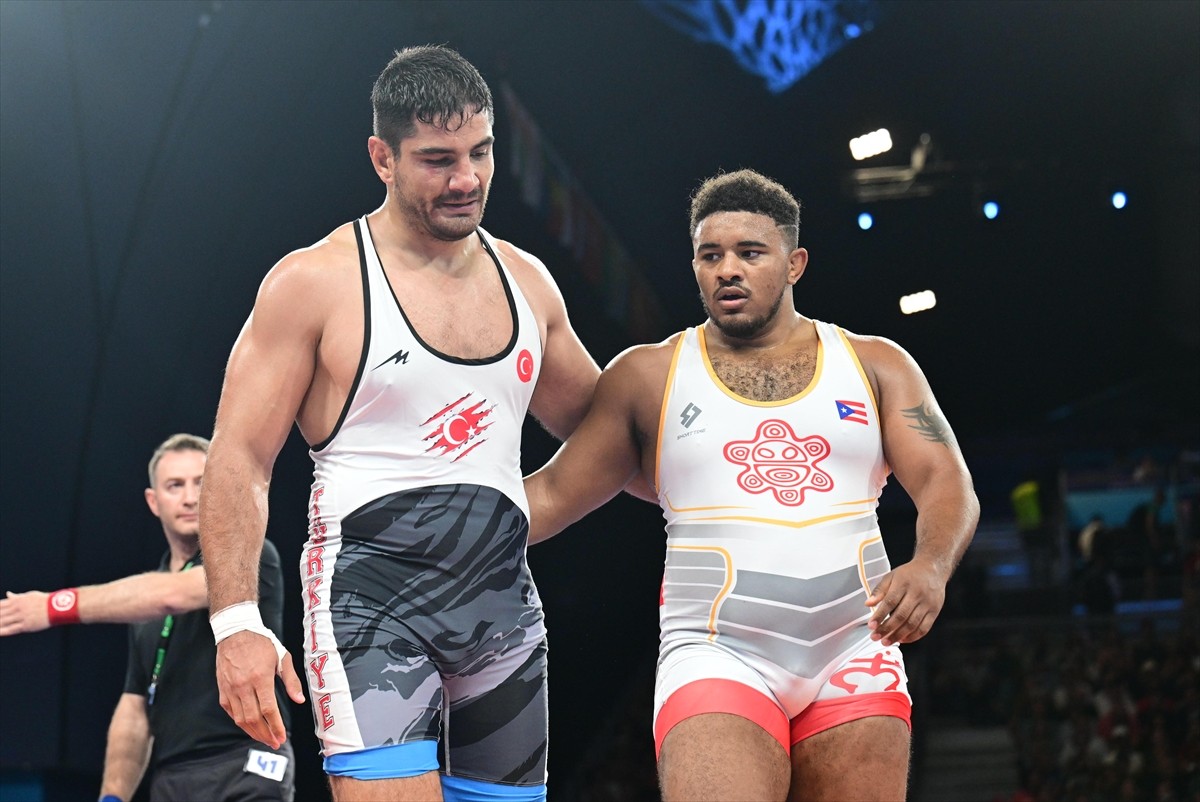 Paris 2024 Olimpiyat Oyunları'nda mücadele eden milli güreşçi Taha Akgül, çeyrek finale çıktı....