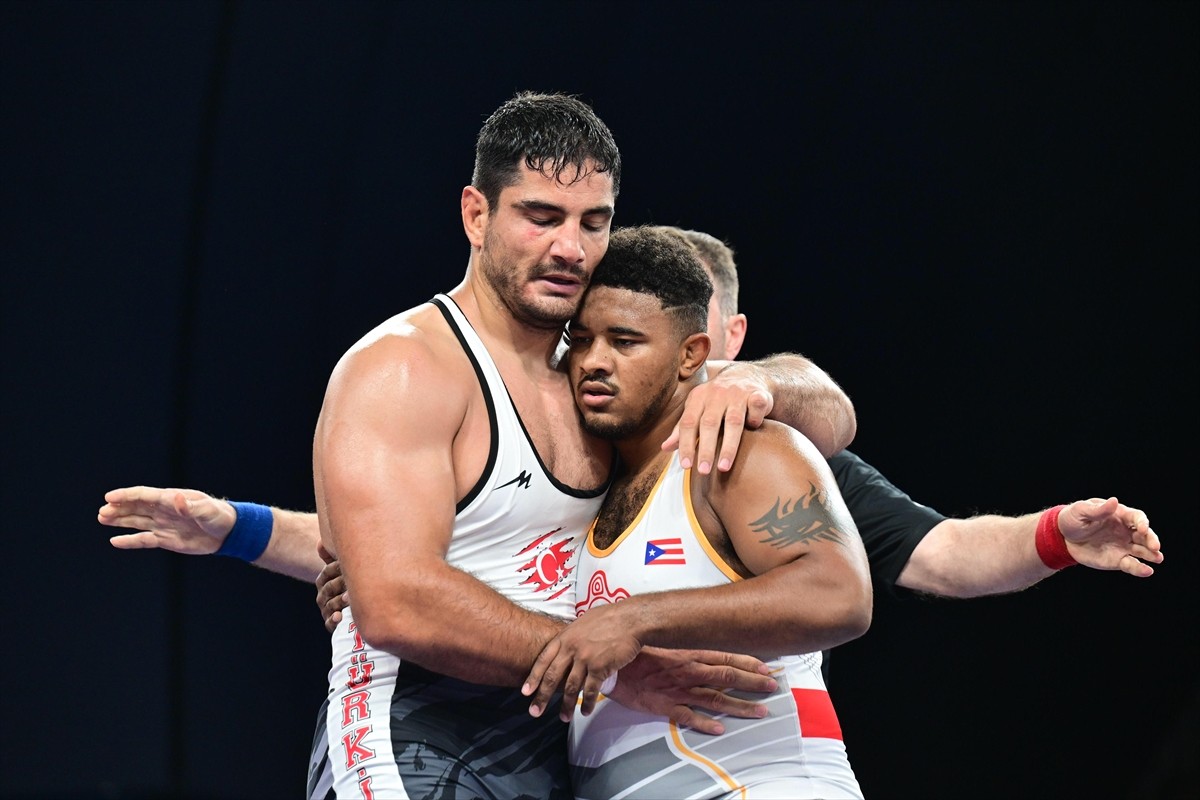 Paris 2024 Olimpiyat Oyunları'nda mücadele eden milli güreşçi Taha Akgül, çeyrek finale çıktı....