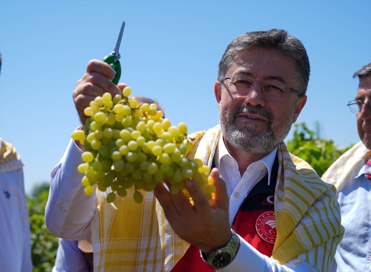 Tarım ve Orman Bakanı İbrahim Yumaklı, Manisa'nın Saruhanlı ilçesine bağlı Hacırahmanlı...