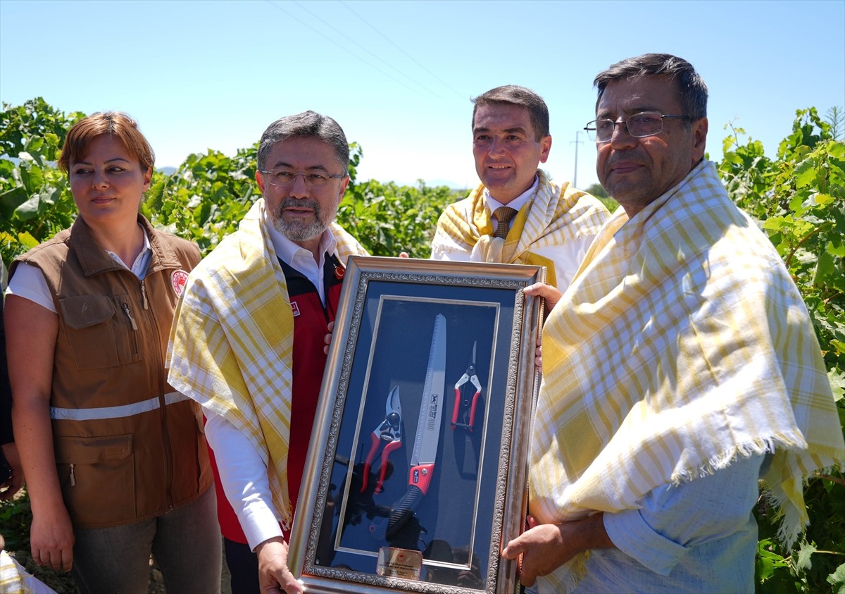 Tarım ve Orman Bakanı İbrahim Yumaklı, Manisa'nın Saruhanlı ilçesine bağlı Hacırahmanlı...