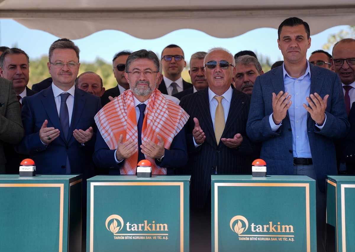 Tarım ve Orman Bakanı İbrahim Yumaklı (solda), Turgutlu Organize Sanayi Bölgesi'ndeki Tarkim Bitki...