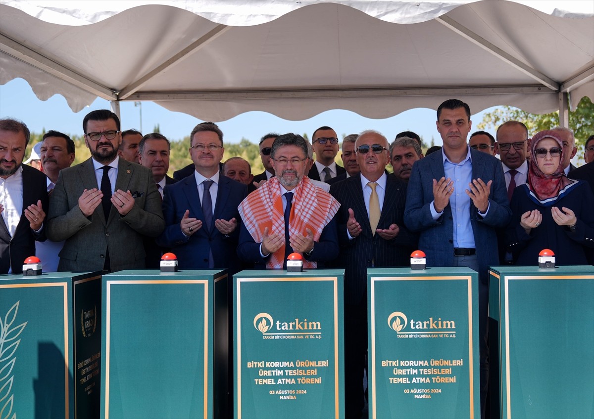Tarım ve Orman Bakanı İbrahim Yumaklı (solda), Turgutlu Organize Sanayi Bölgesi'ndeki Tarkim Bitki...