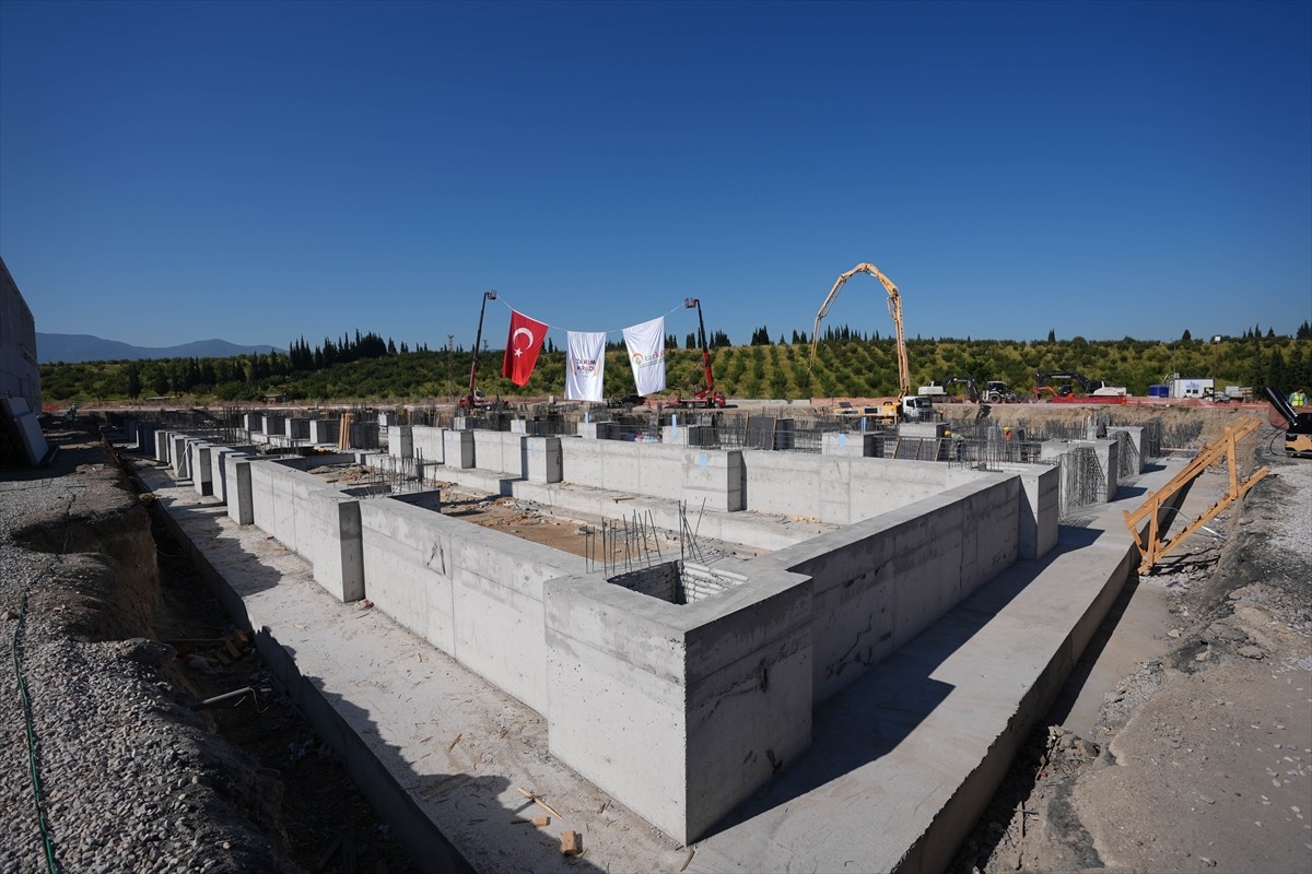 Tarım ve Orman Bakanı İbrahim Yumaklı (solda), Turgutlu Organize Sanayi Bölgesi'ndeki Tarkim Bitki...