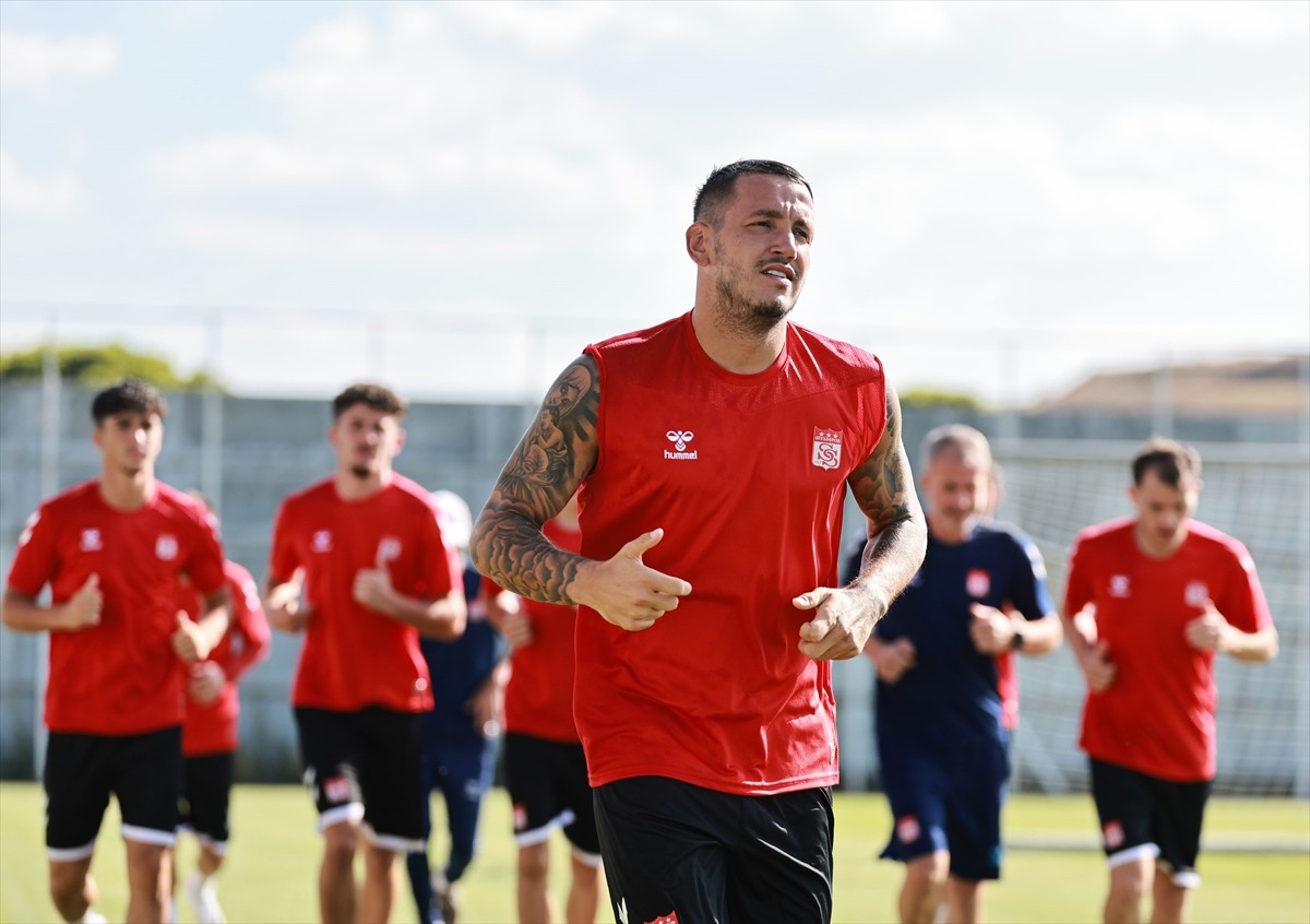 Trendyol Süper Lig ekiplerinden EMS Yapı Sivasspor, yeni sezon hazırlıklarına devam etti....