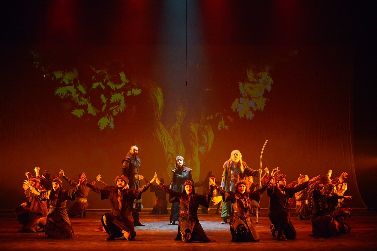 Diyarbakır'da "20. Orhan Asena Yerli Oyunlar Tiyatro Festivali"nde 32 oyun tiyatroseverler için...