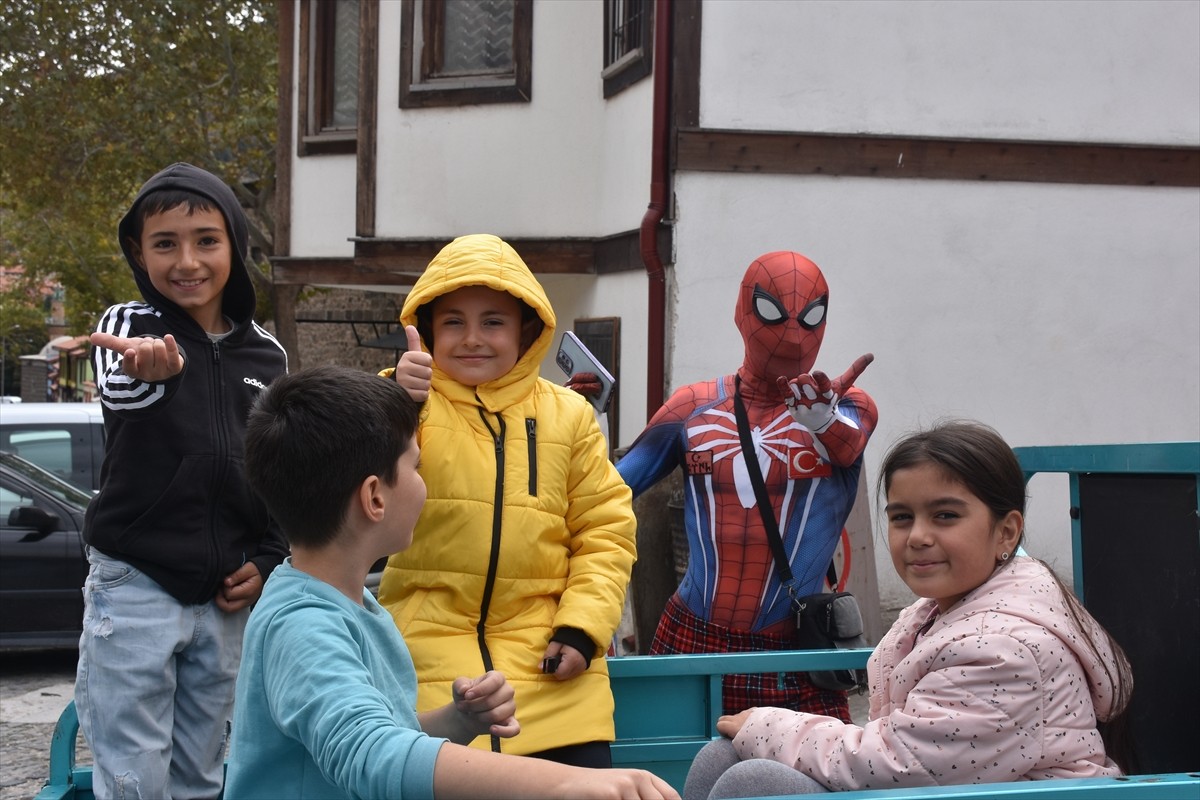 "Örümcek Adam" kostümüyle Türkiye turuna çıkan Salih Ayaz Koç, Afyonkarahisar'da, Ulu Cami, Afyon...