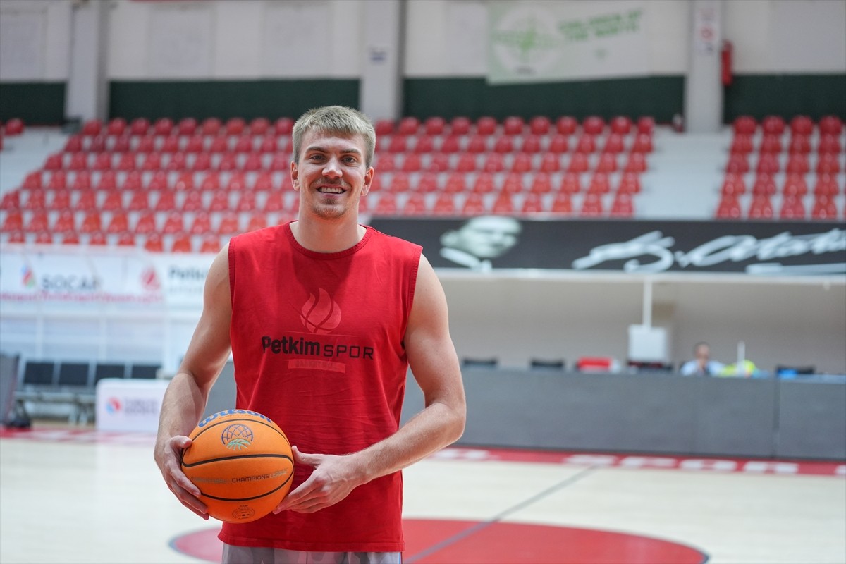 Türkiye Sigorta Basketbol Süper Ligi ekiplerinden Aliağa Petkimspor'un ABD'li oyuncusu Peyton...