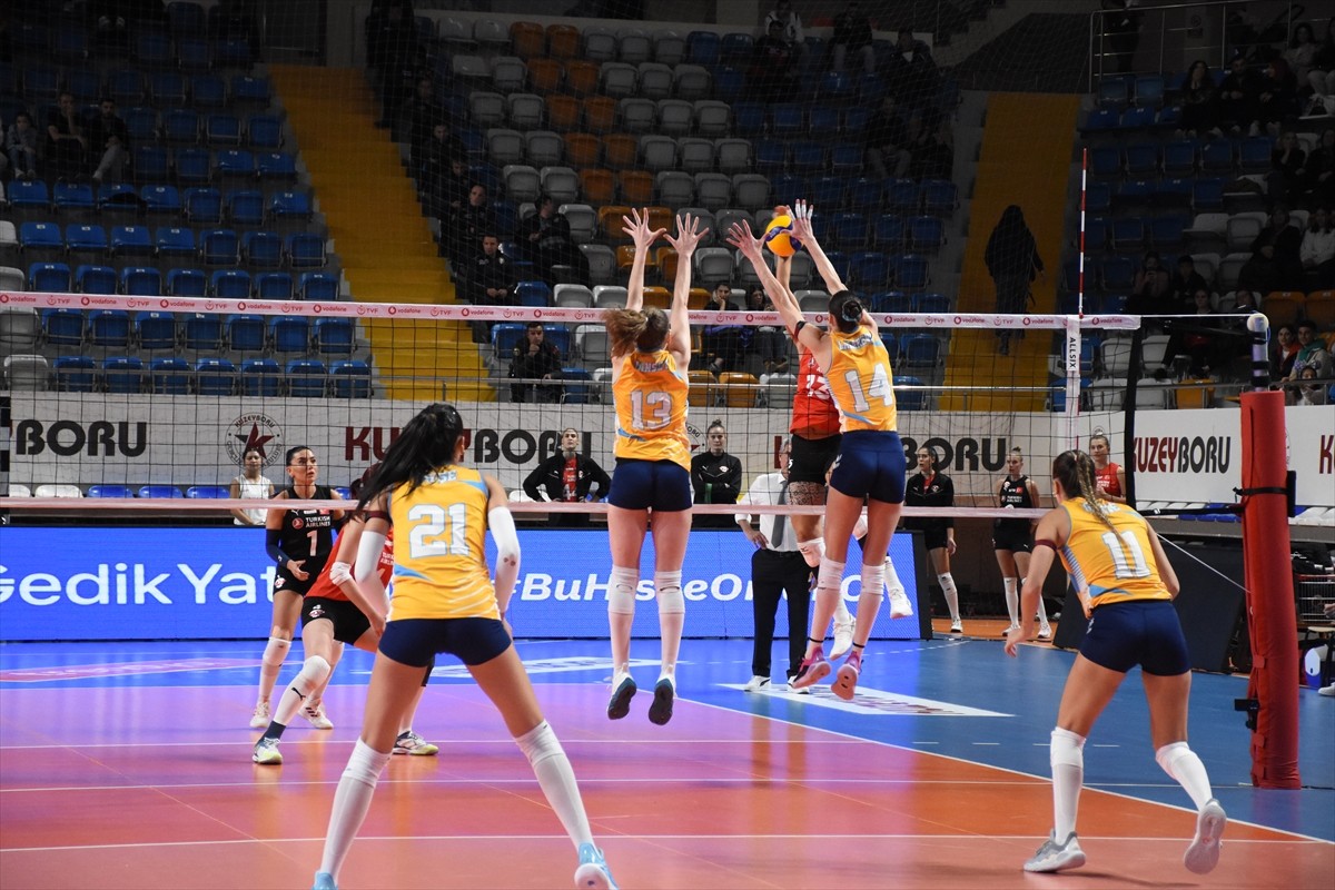 Voleybol Vodafone Sultanlar Ligi'nin 3. hafta mücadelesinde Kuzeyboru, Türk Hava Yolları ile...