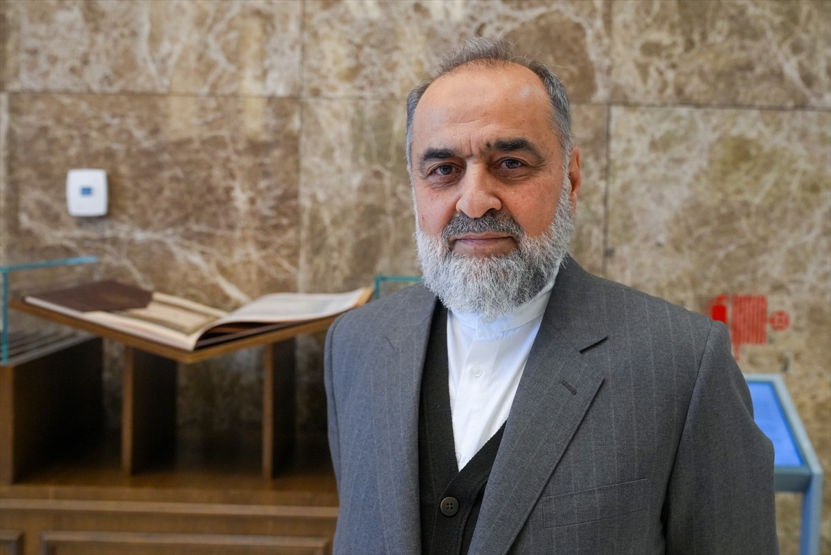 Asrısaadetten bugüne bütün İslam tarihi ve İslam coğrafyası merkeze alınarak vücut bulan, hattat...