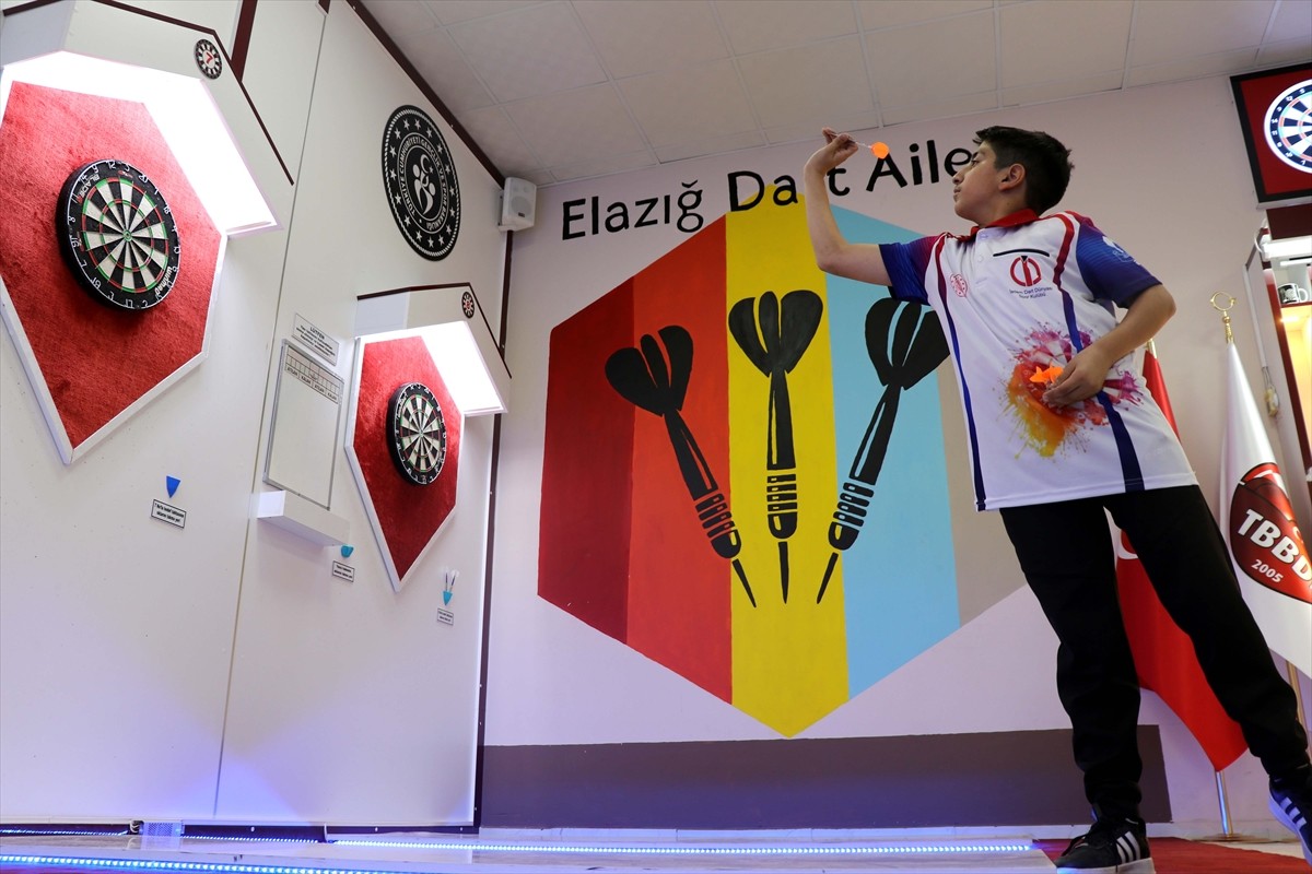  Elazığ'da yaşayan 11 yaşındaki İbrahim Rüşdü Küçük, 6 ay önce başladığı dart sporunda Türkiye...