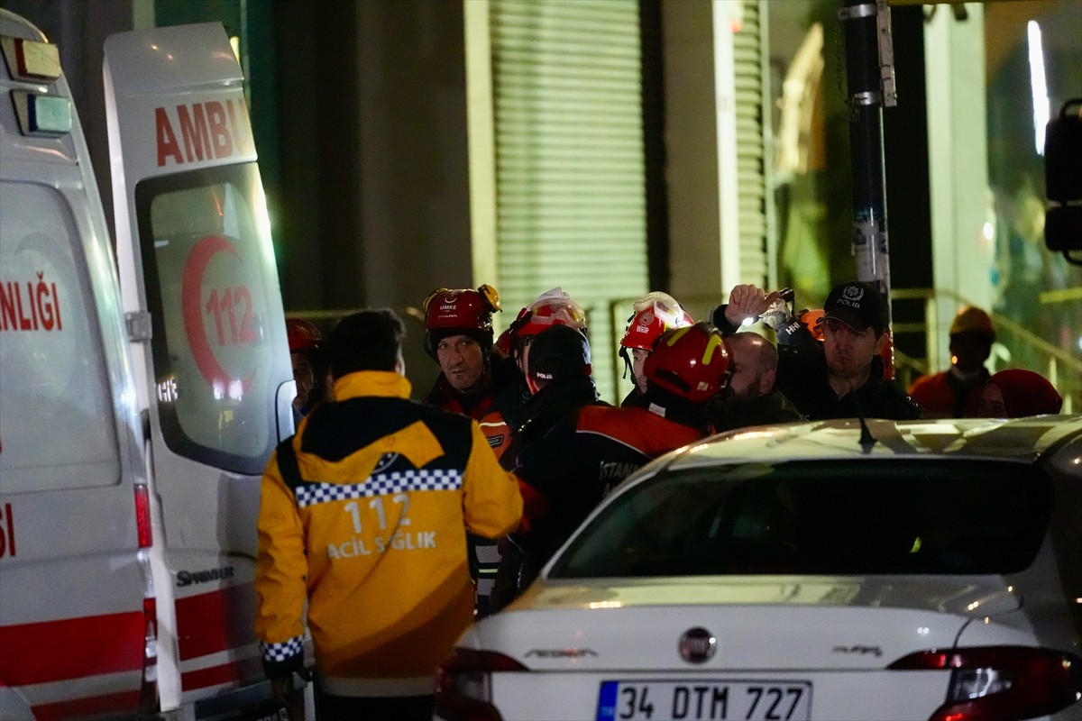 Güngören'de yıkım çalışmaları esnasında kısmen çöken binanın enkazında kalan işçiyi arama...