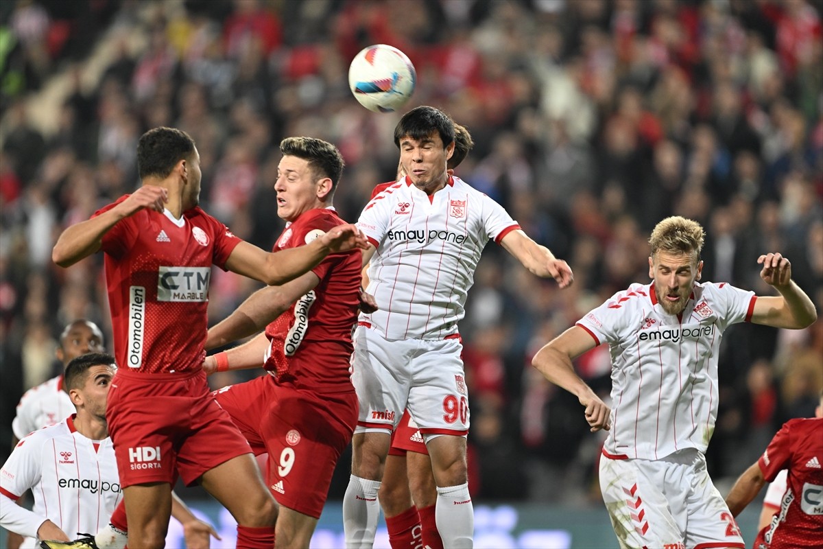 Trendyol Süper Lig'in 14. haftasında Onvo Antalyaspor ile Net Global Sivasspor takımları Corendon...