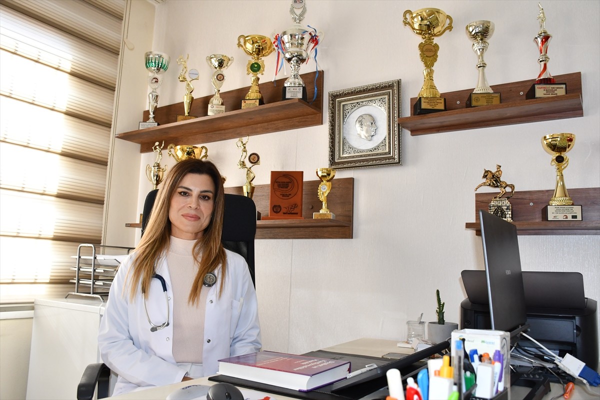 Adana'da hobi olarak başladığı tenisteki başarısıyla milli takıma seçilen aile hekimi uzmanı Saime...