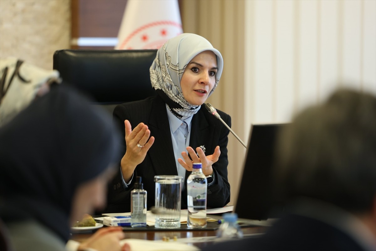 Aile ve Sosyal Hizmetler Bakanı Mahinur Özdemir Göktaş, kadınlara yönelik çalışmalar yürüten sivil...