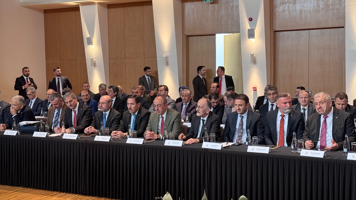 AK Parti Genel Başkan Yardımcısı ve AK Parti Yerel Yönetimler Başkanı Yusuf Ziya Yılmaz (sol 3)...