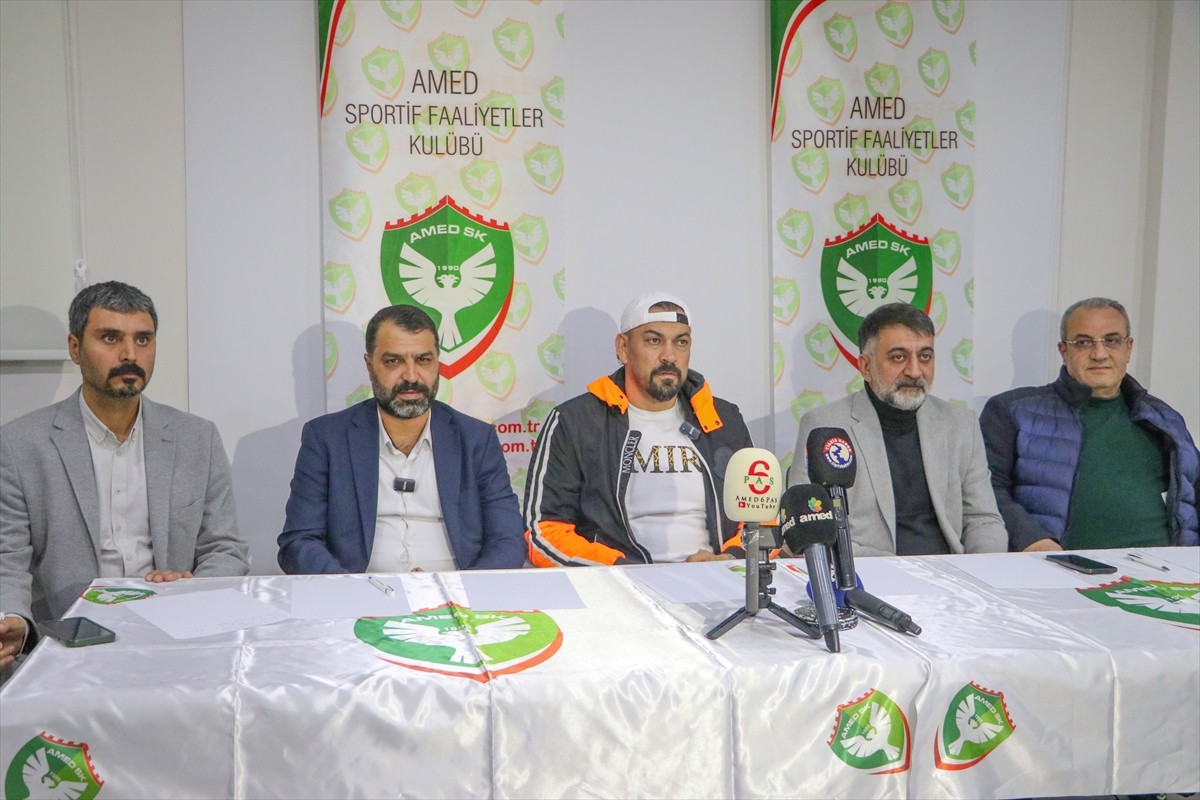 Amed Sportif Faaliyetler Teknik Direktörü Servet Çetin (ordata), takımının son dönemdeki...